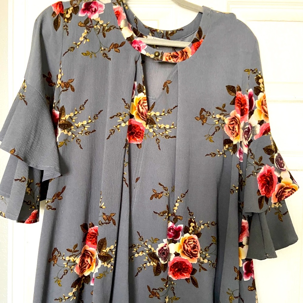 3/4 sleeve tunic, gray with pink flowers